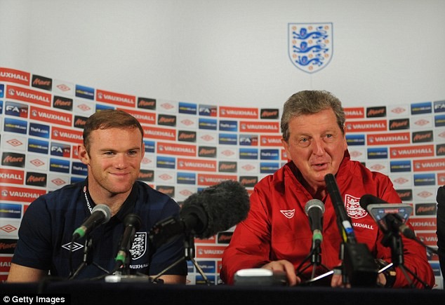 Đây không phải lần đầu tiên Rooney được đeo băng đội trưởng tuyển Anh. Năm 2009, Rooney đã được HLV Capello trao cho vinh dự này trong trận đấu giao hữu giữa tuyển Anh và Brazil tại Doha. Chiến lược gia người Ý từng nhận xét về cựu tiền đạo của Everton: “Cậu ấy thực sự là một thủ lĩnh trên sân cỏ. Cậu ấy sẽ là đội trưởng tuyển Anh trong một ngày không xa…”